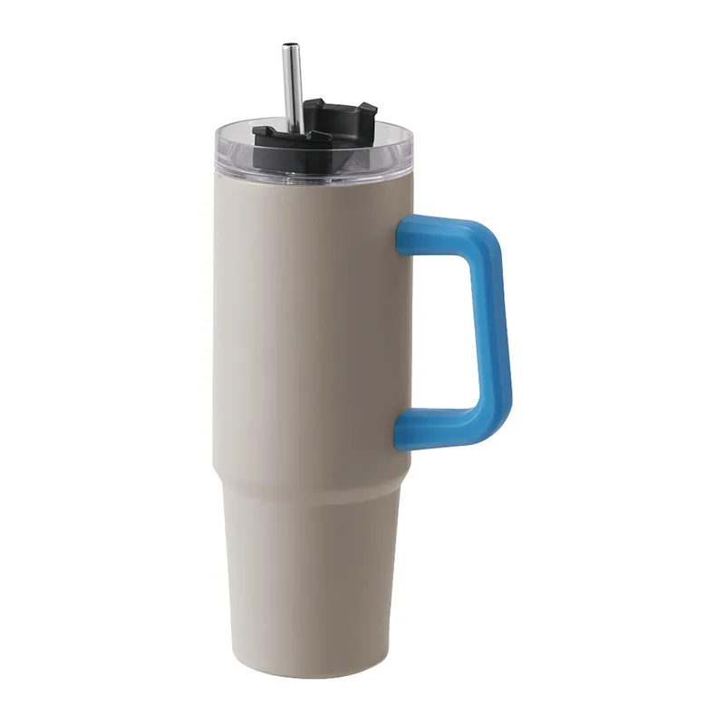 Tasse de voiture isolée sous vide